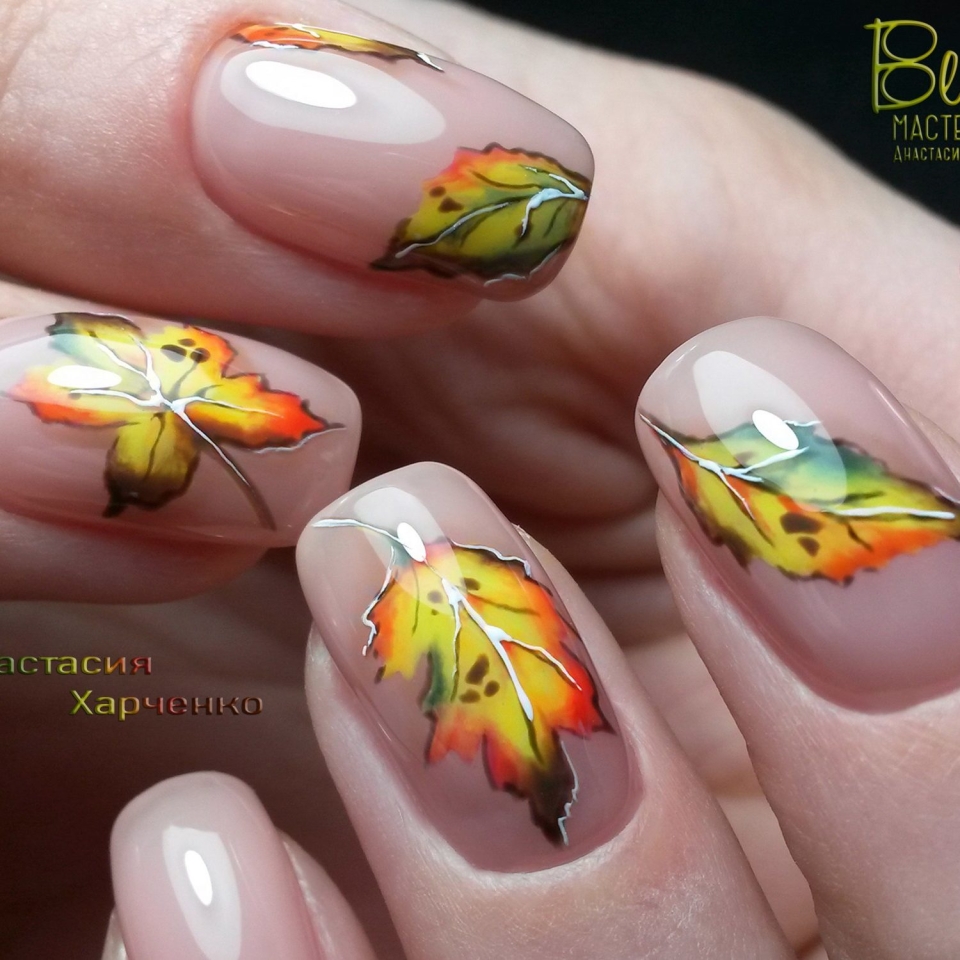 Маникюр с кленовым листом