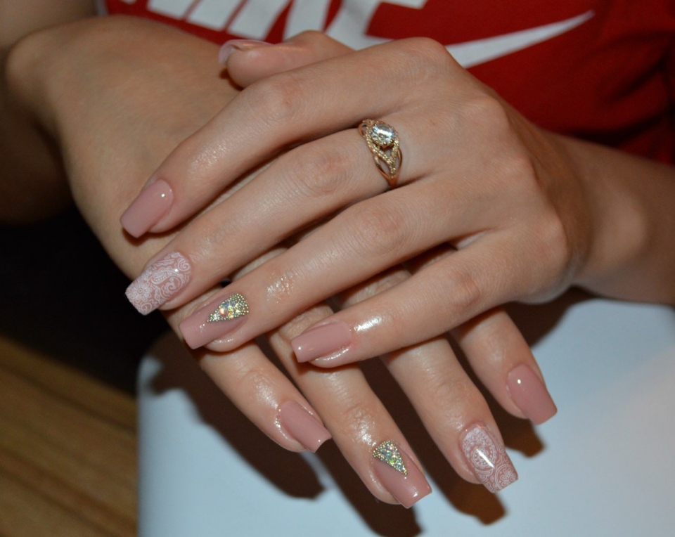 Красивый телесный маникюр