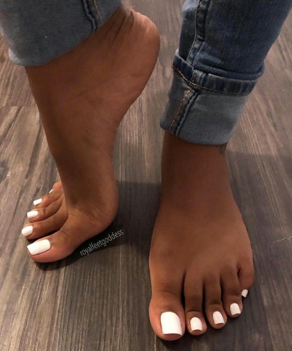 Лаура Уайт feet