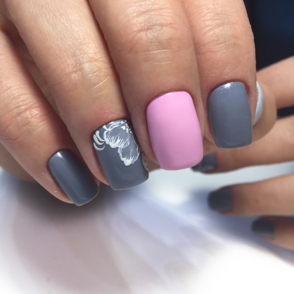 Серо-розовый маникюр на короткие ногти