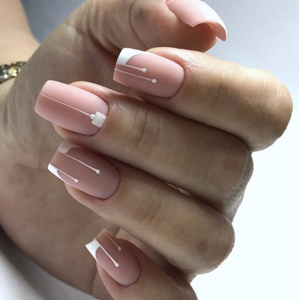 Французский маникюр в светлых тонах