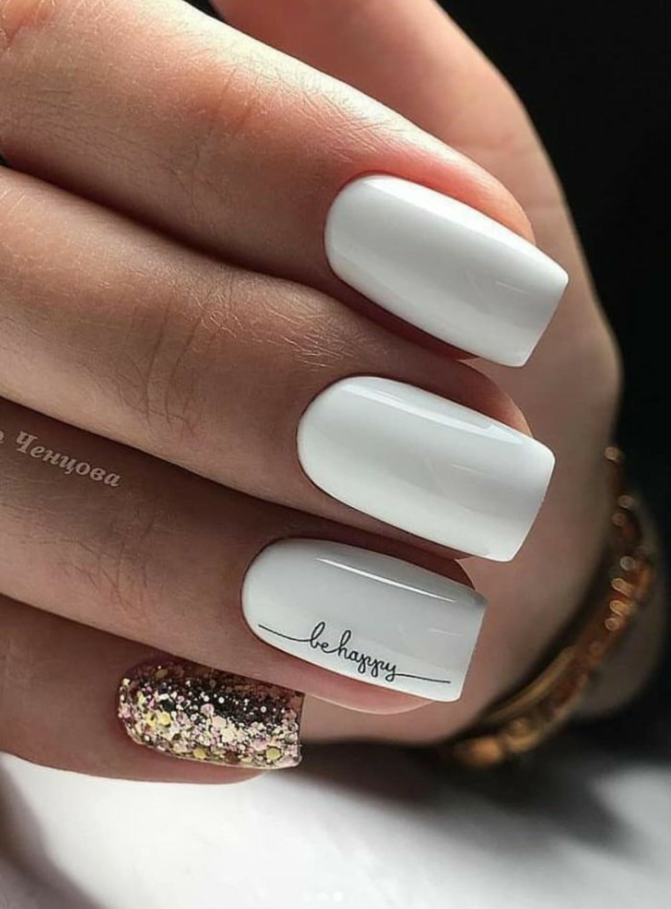 Стильный белый маникюр