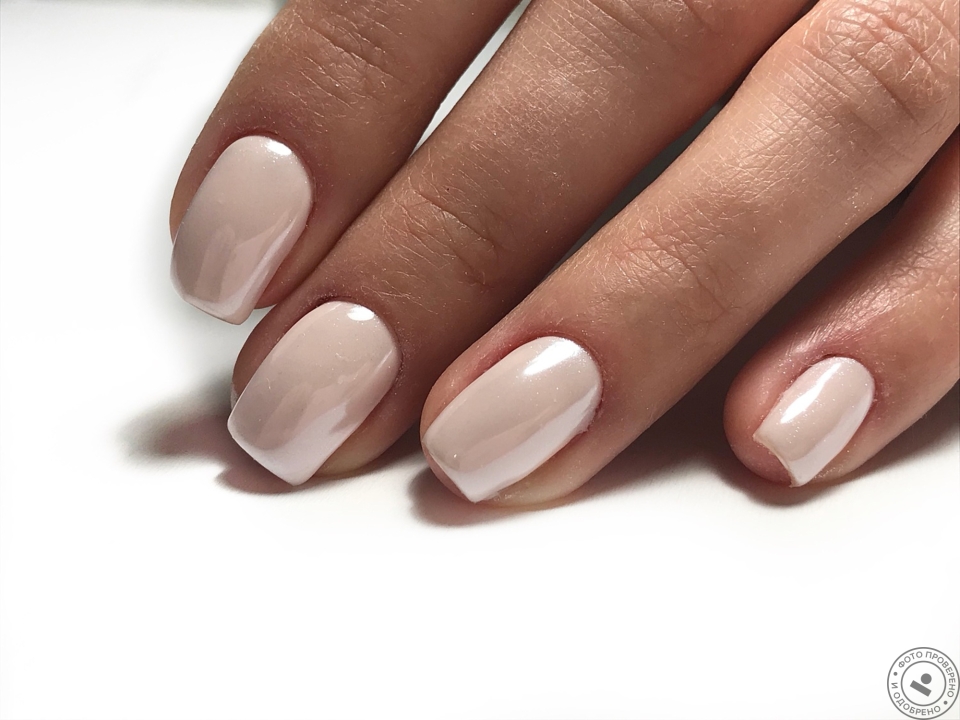 Нюдовый жемчужный маникюр