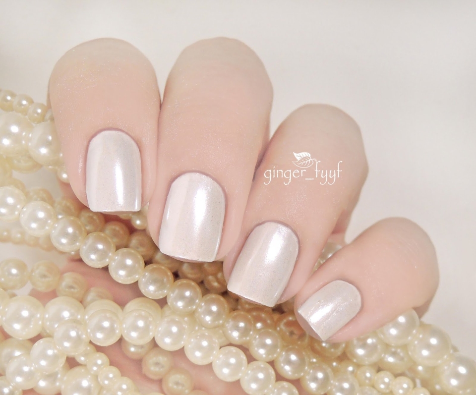 Маникюр с ракушкой и жемчугом