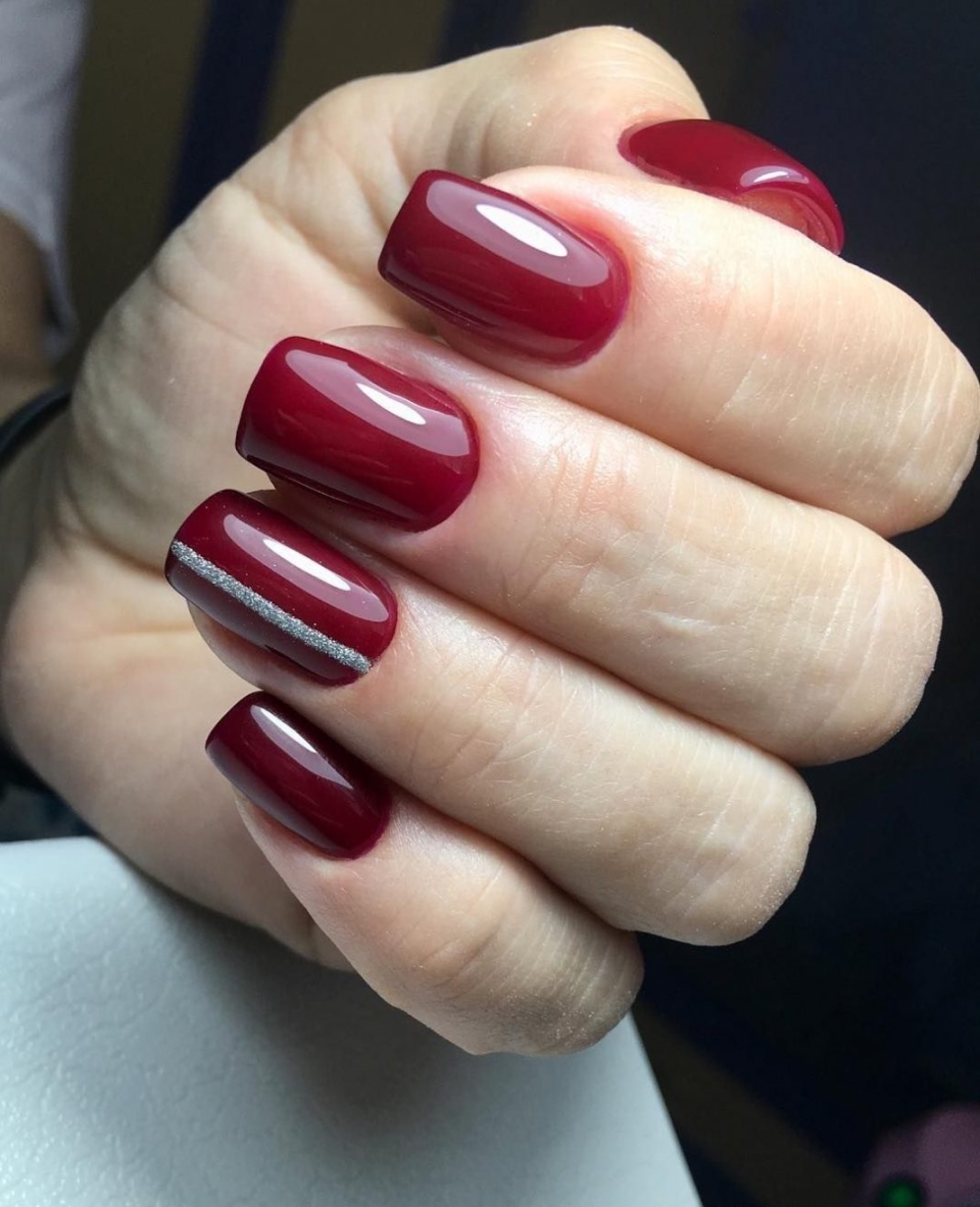 Маникюр бордовый с белым