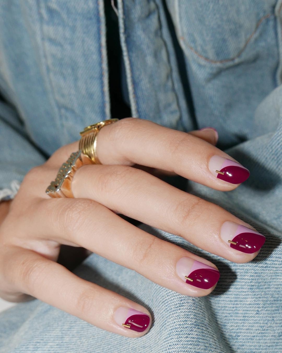 Маникюр с темно красным лаком