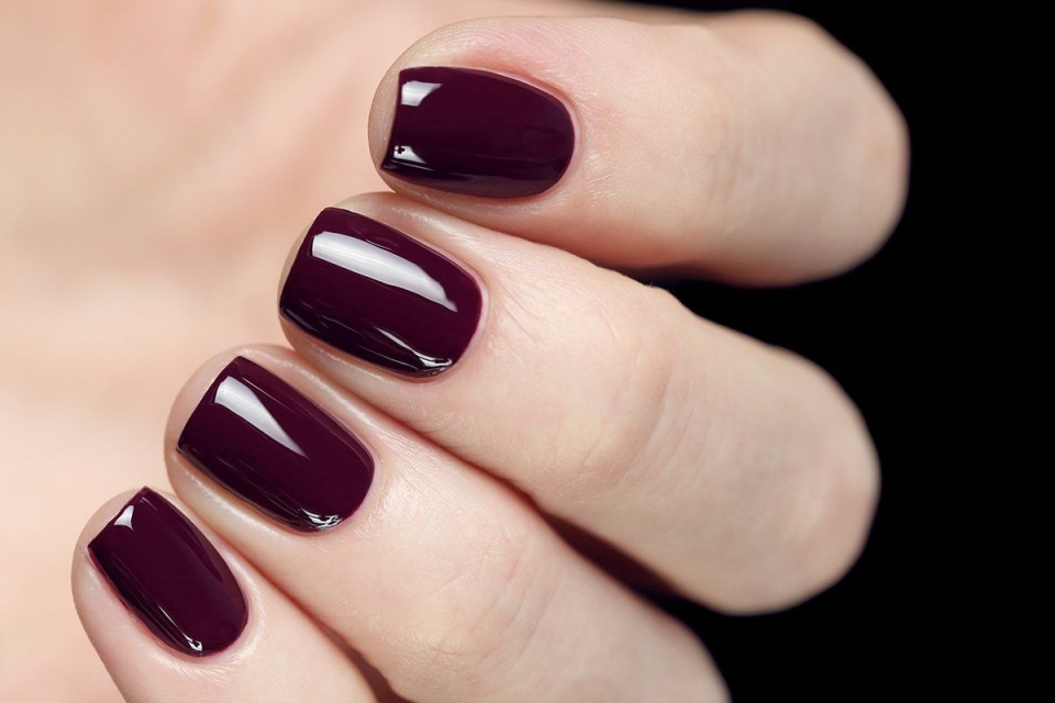 Бордовый матовый маникюр