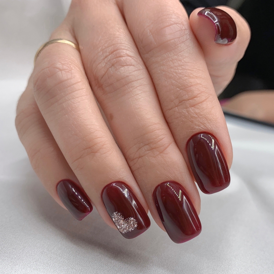 Маникюр бордовый с розовым