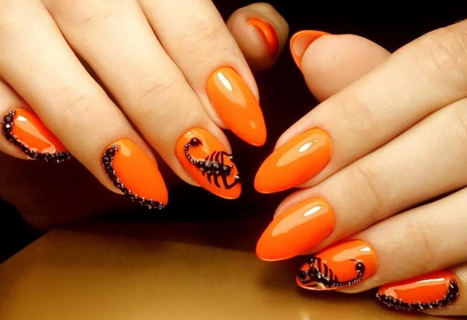 Коралловый маникюр на короткие ногти