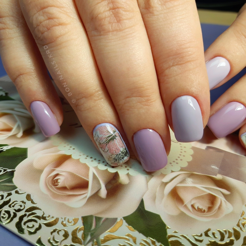 Розовый маникюр с камушками