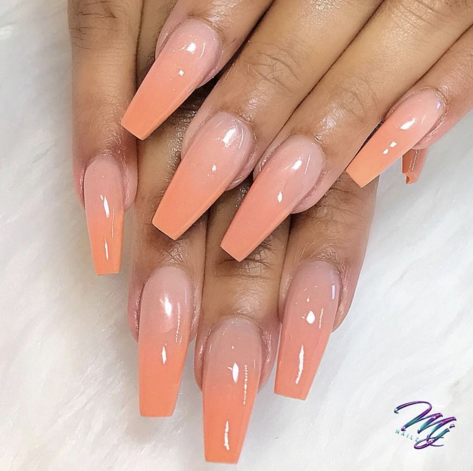 Нарощенные ногти персикового цвета