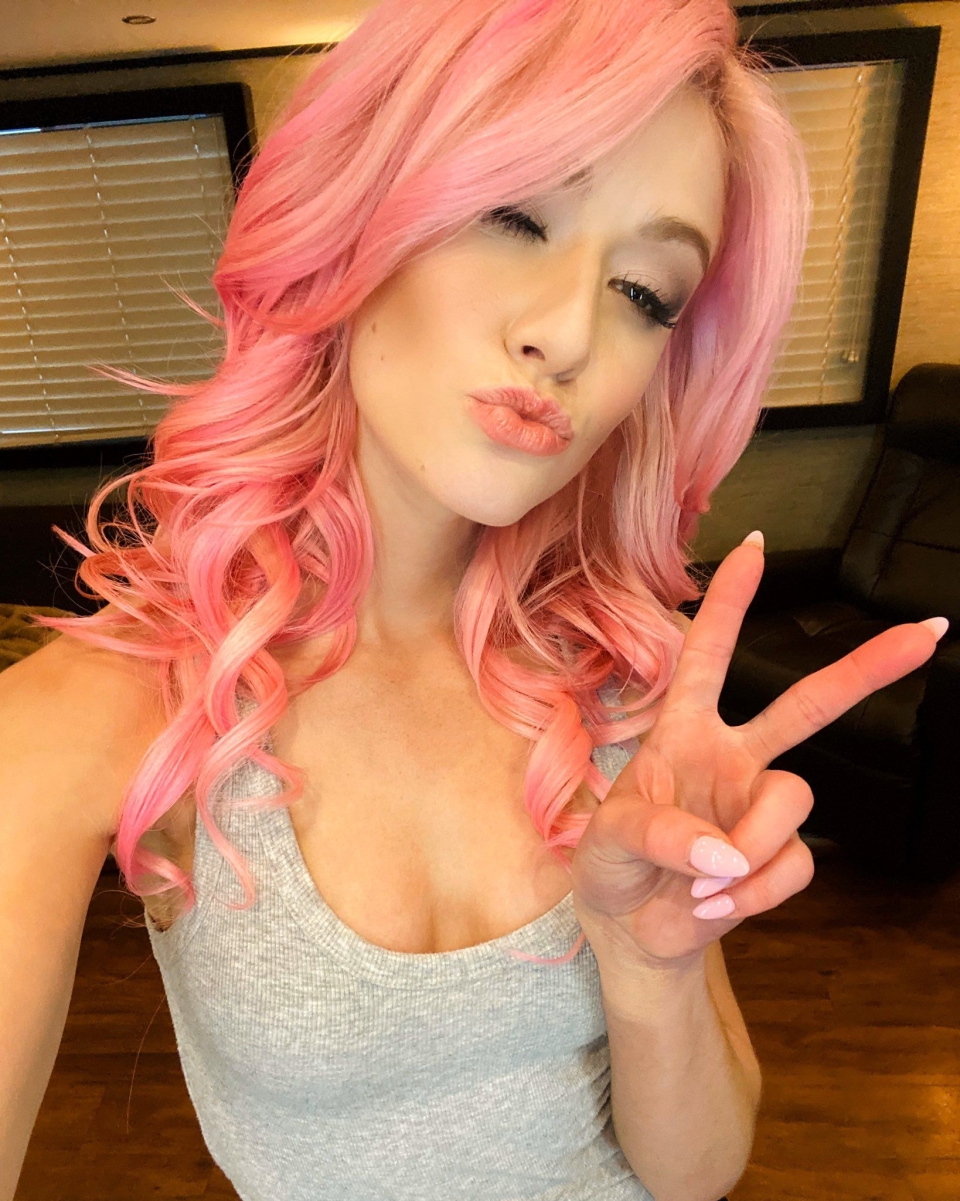 Кэтрин Макнамара с розовыми волосами
