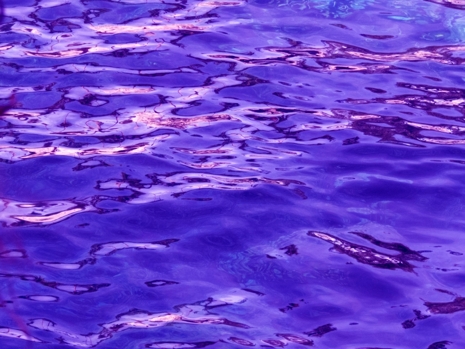 Фиолетовая вода в бассейне