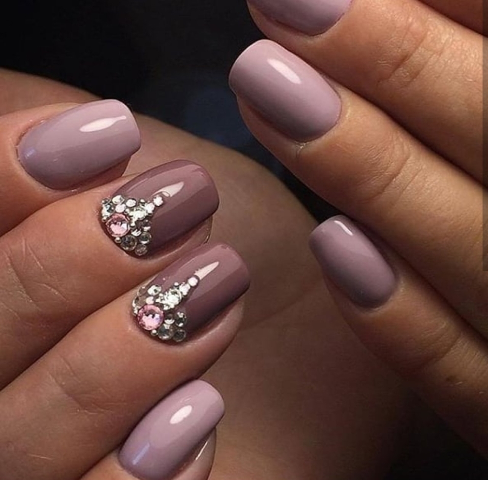 Красивый маникюр на короткие квадратные ногти