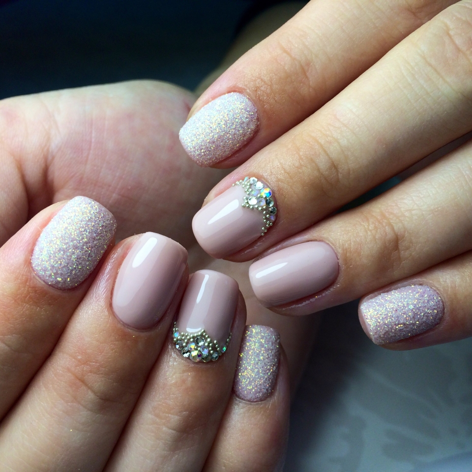 Темный маникюр