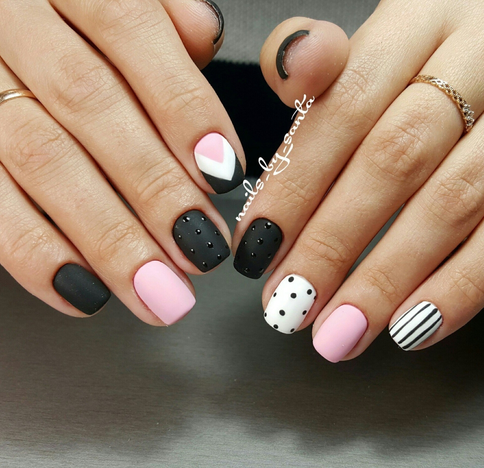 Ногти розовые с мятнйм френчем