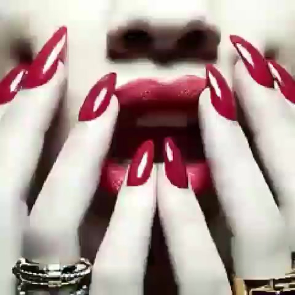 Красные губы и ногти