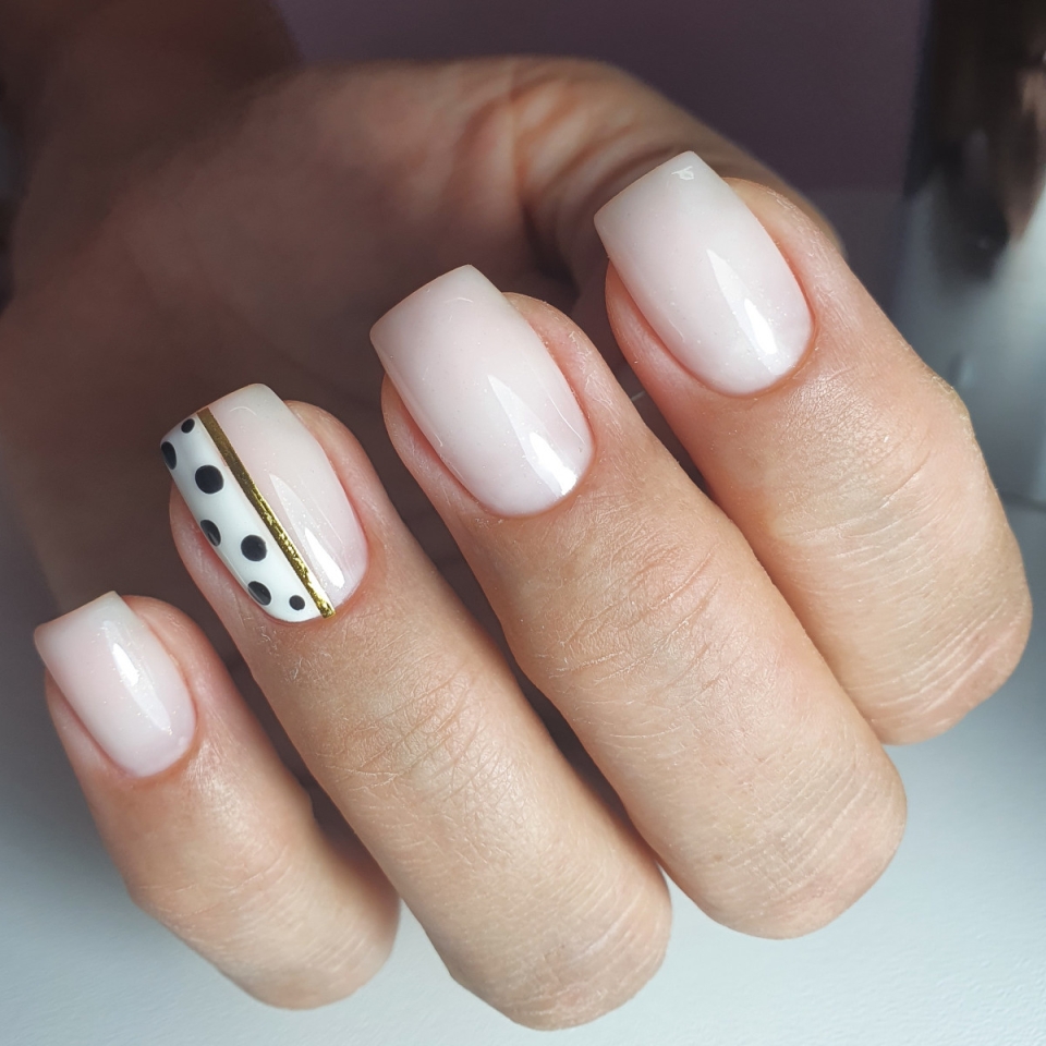 Молочный маникюр на короткие