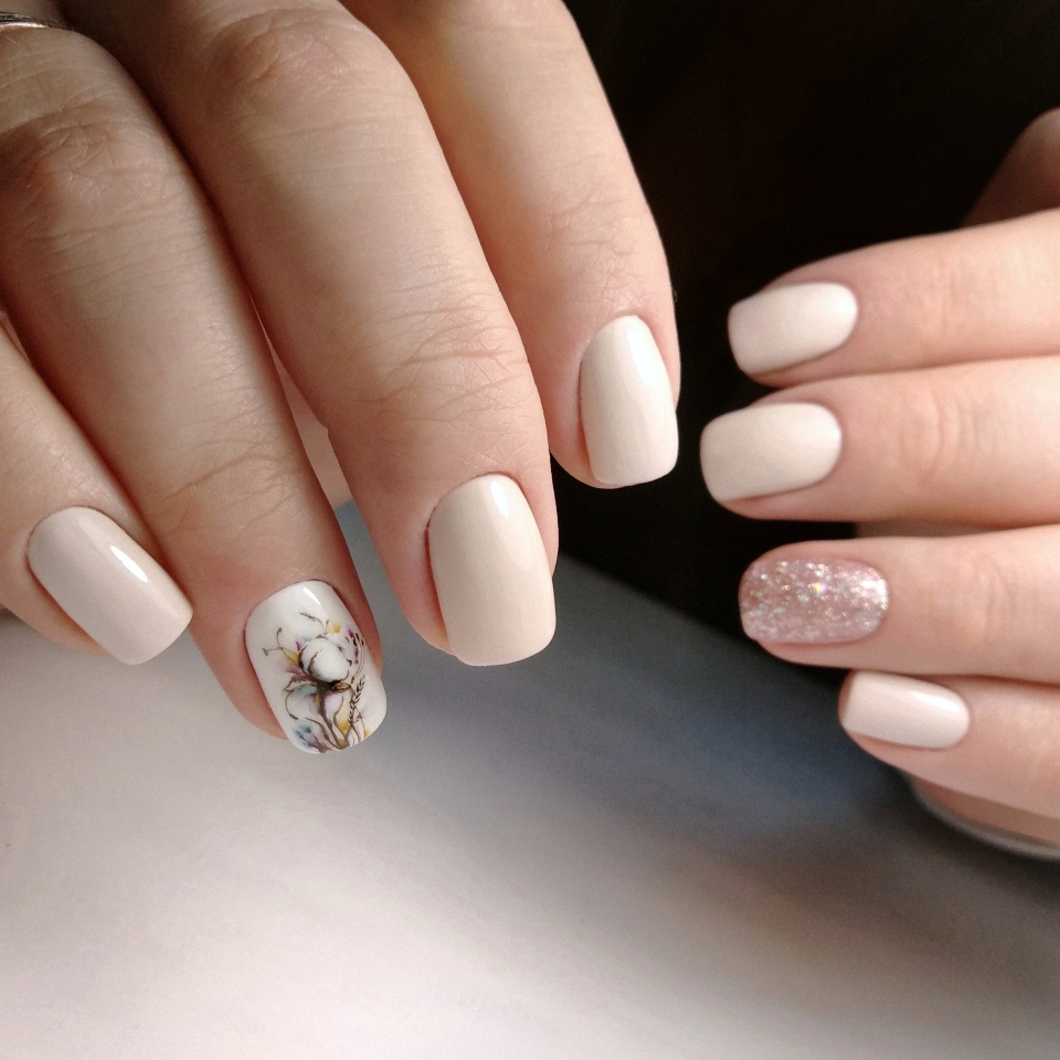 Молочный маникюр с дизайном