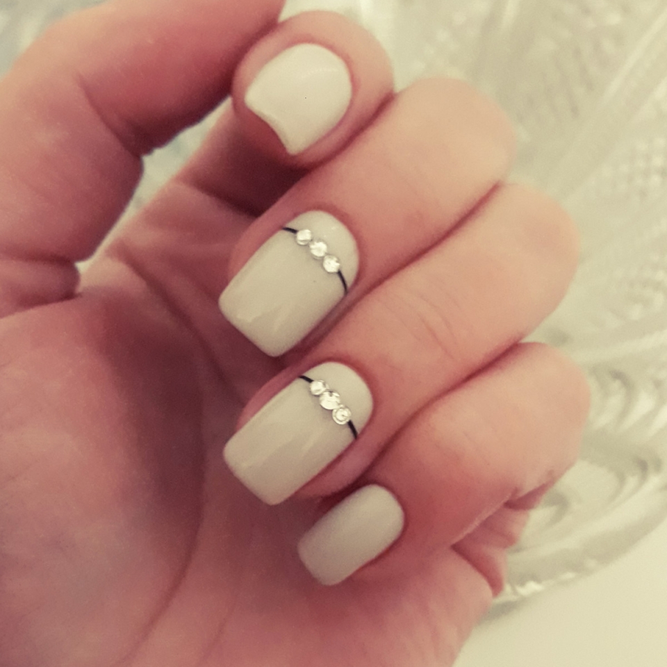 Молочно розовый маникюр