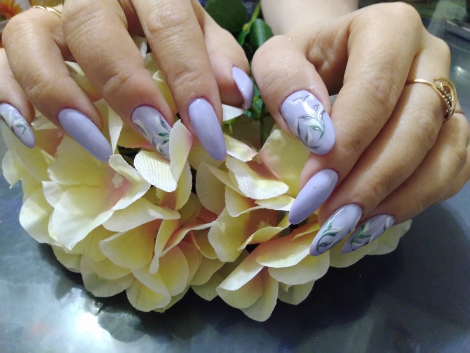 Голубой маникюр с цветами