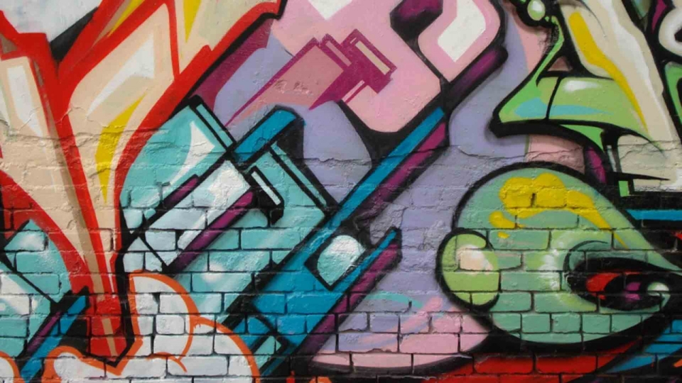 Граффити на кирпичной стене