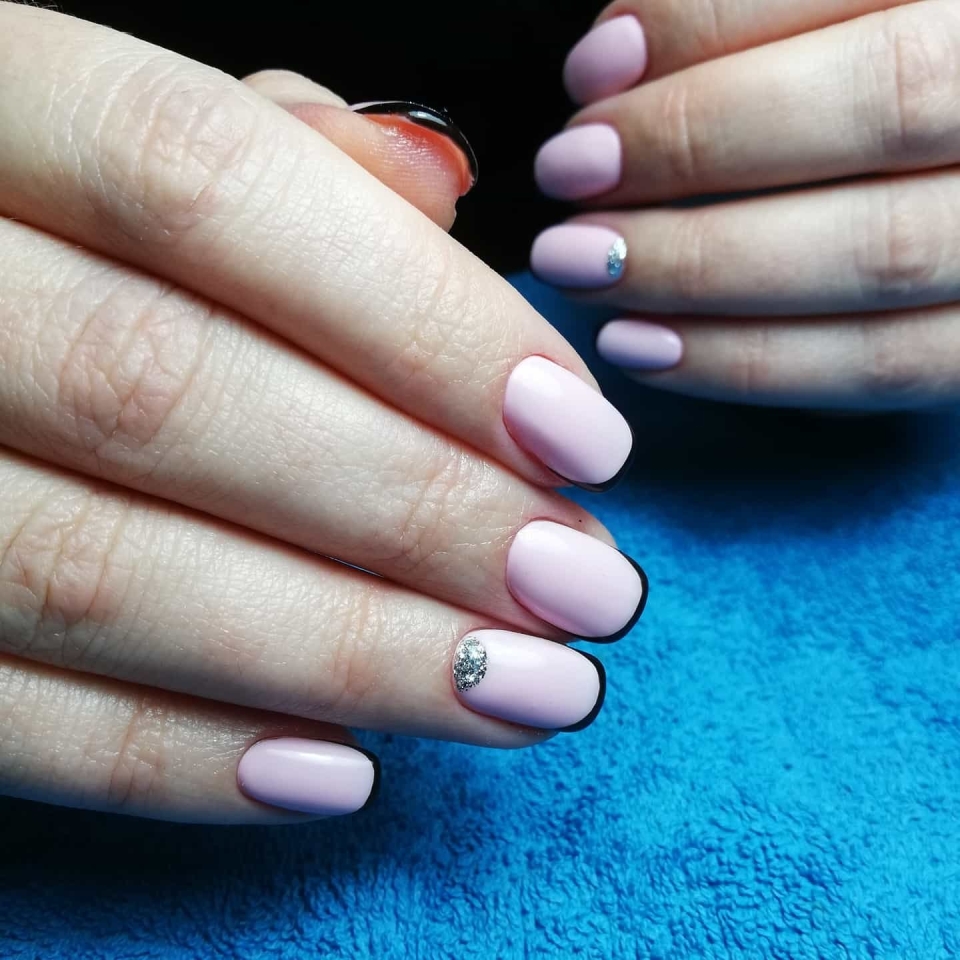 Французский маникюр с красивым узором