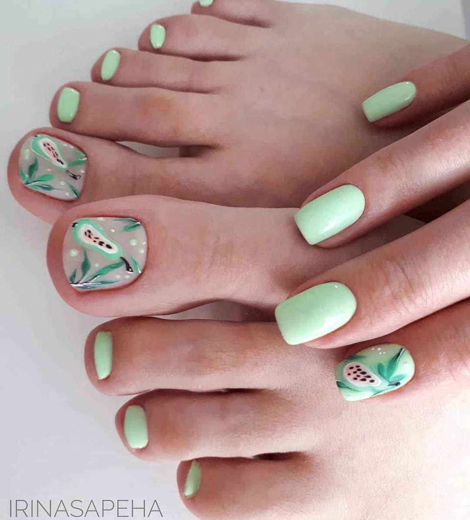 Педикюр обычным лаком