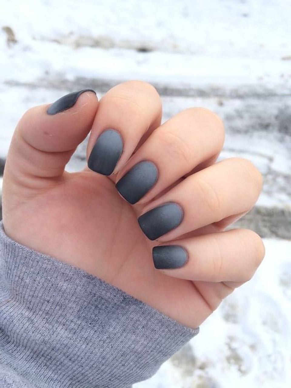 Серые матовые ногти