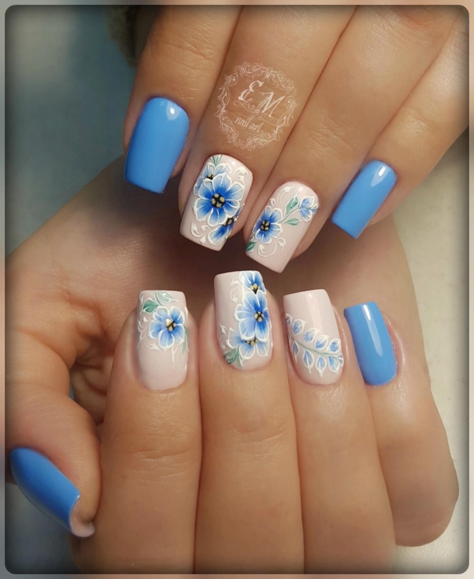 Голубые ногти с цветочками