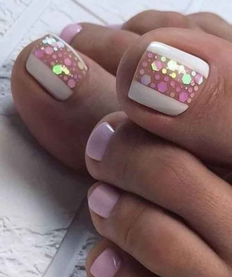 Маникюр на короткие ногти с конфетти