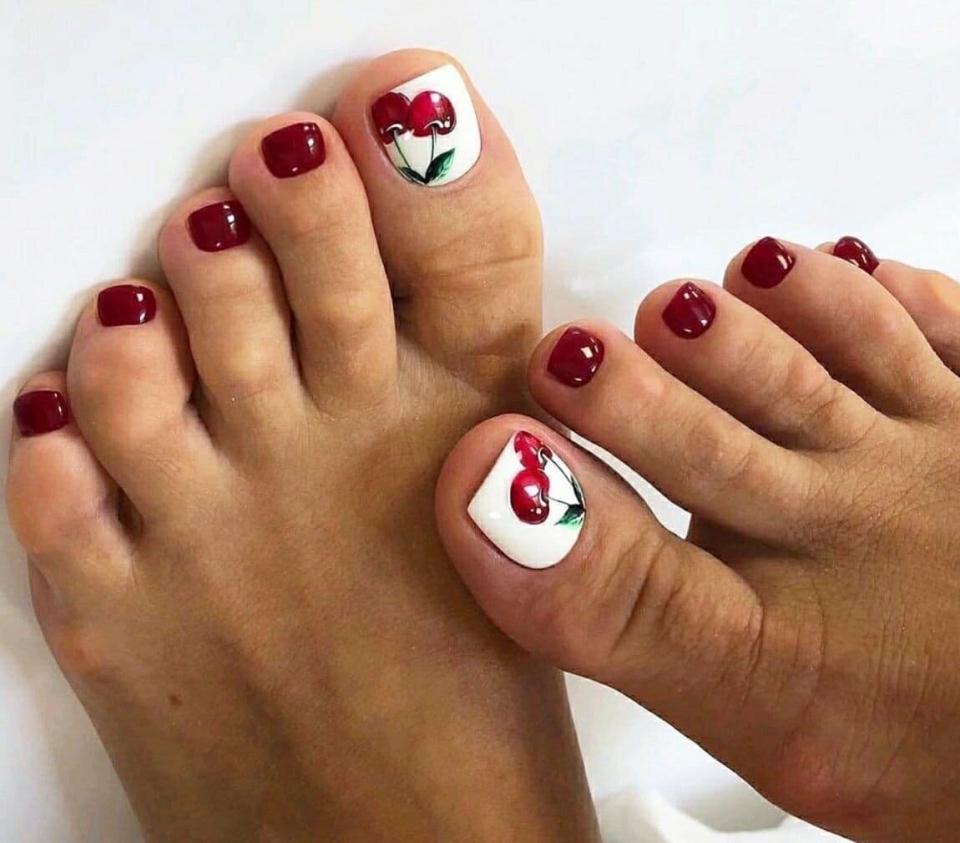 Красивый летний педикюр