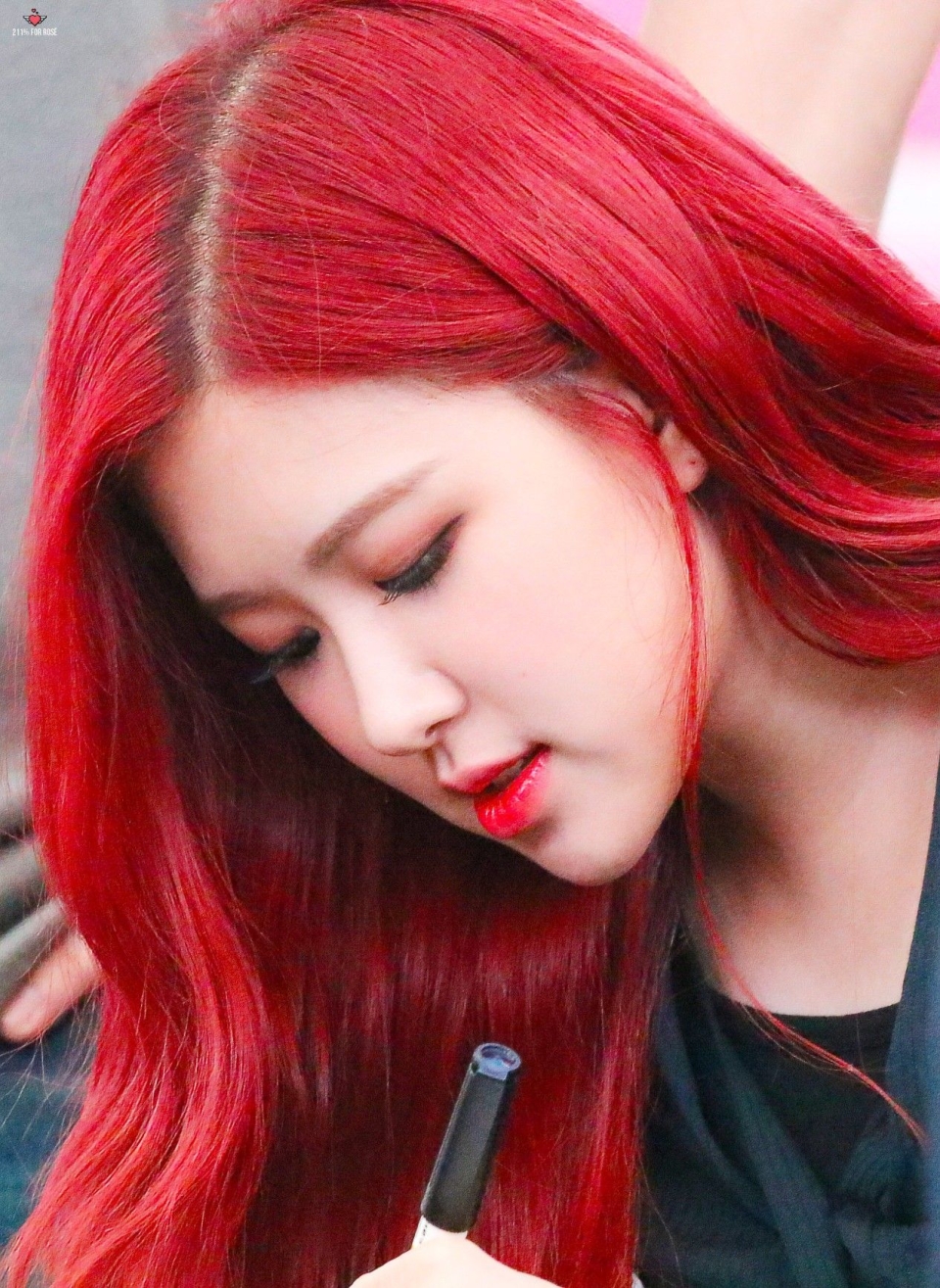 Rose BLACKPINK С красными волосами