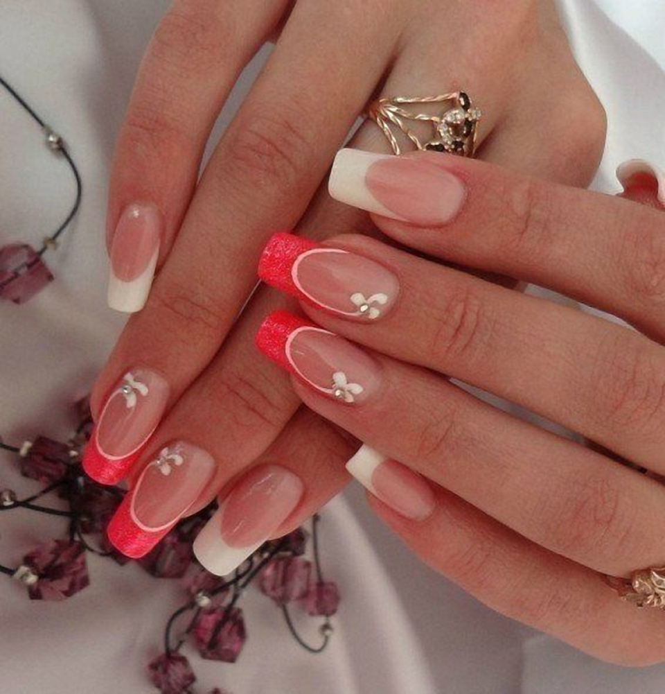 Красные ногти у девушки красиво