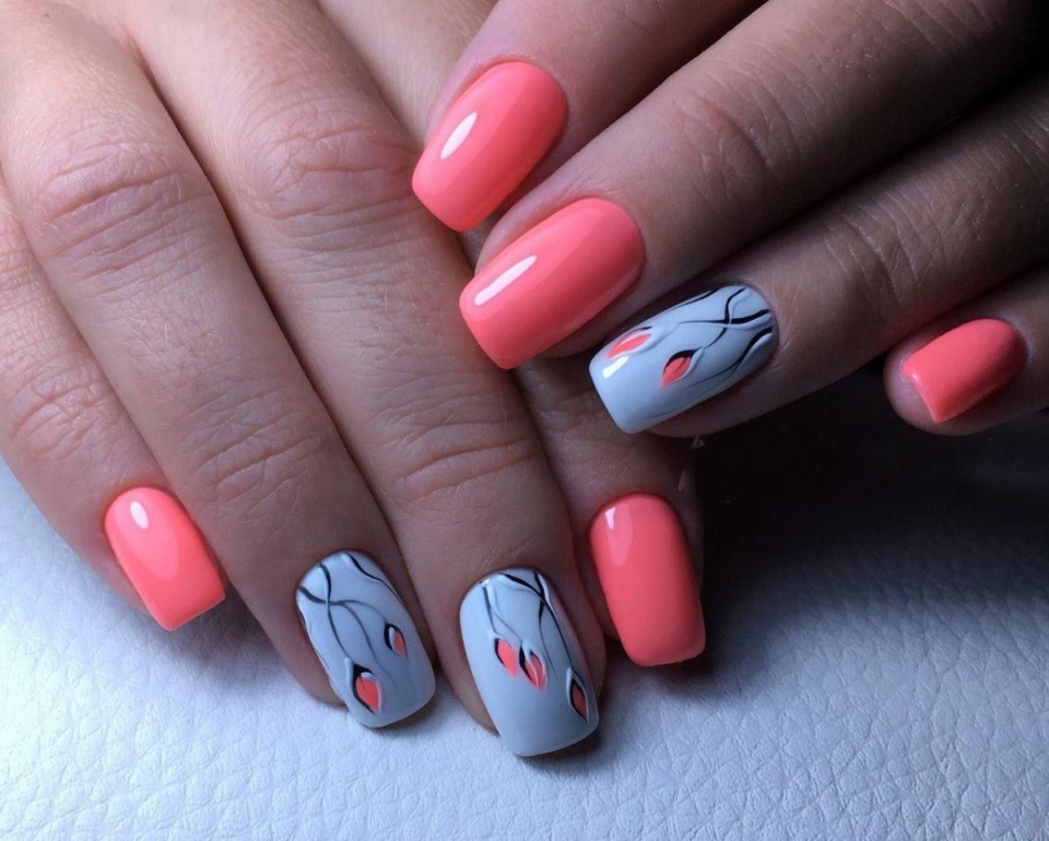 Коралловый маникюр и педикюр на короткие ногти