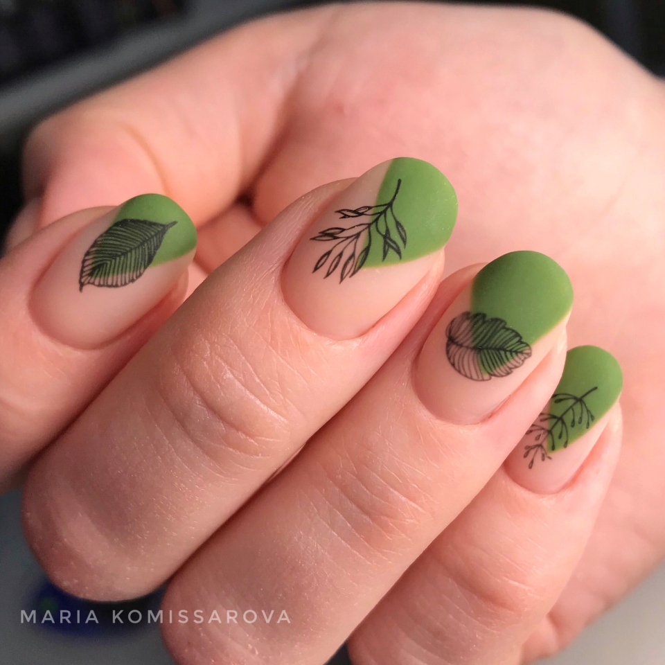 Маникюр с листьями