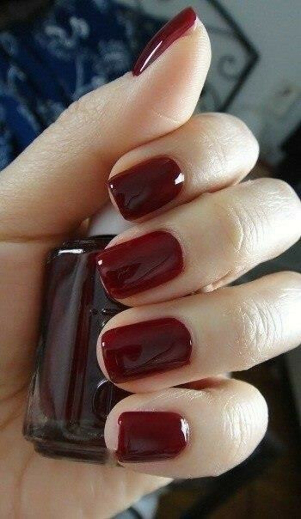 Бордовый лак для ногтей Essie