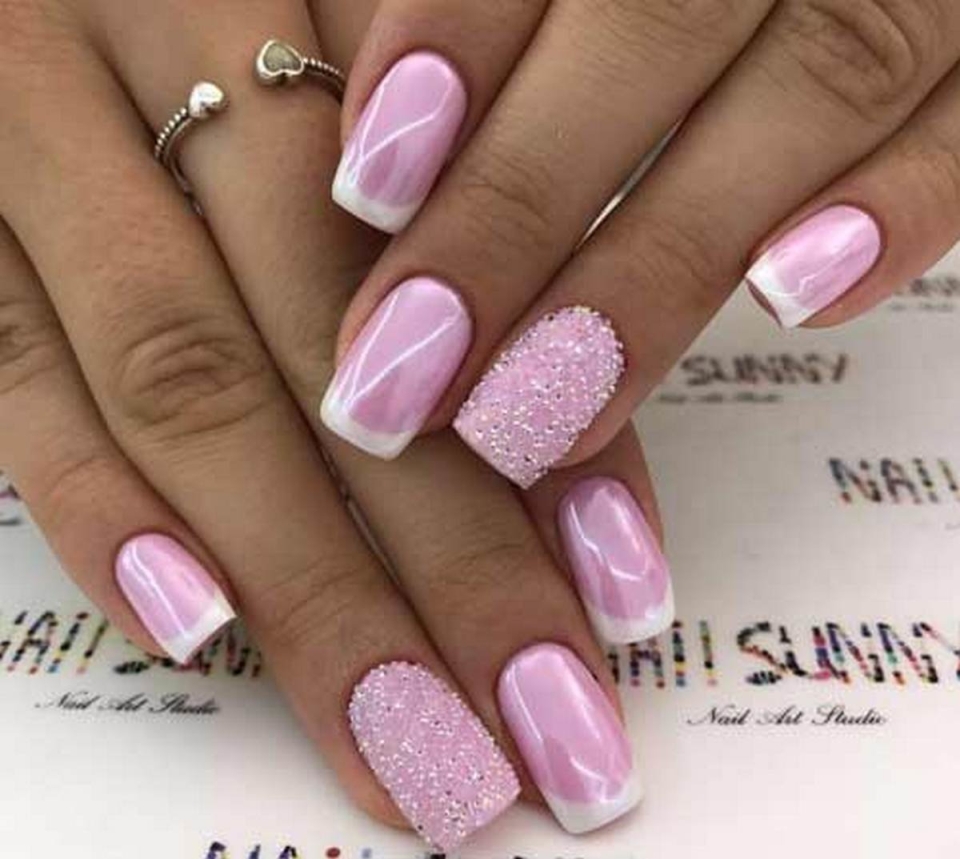 Розово коралловый маникюр