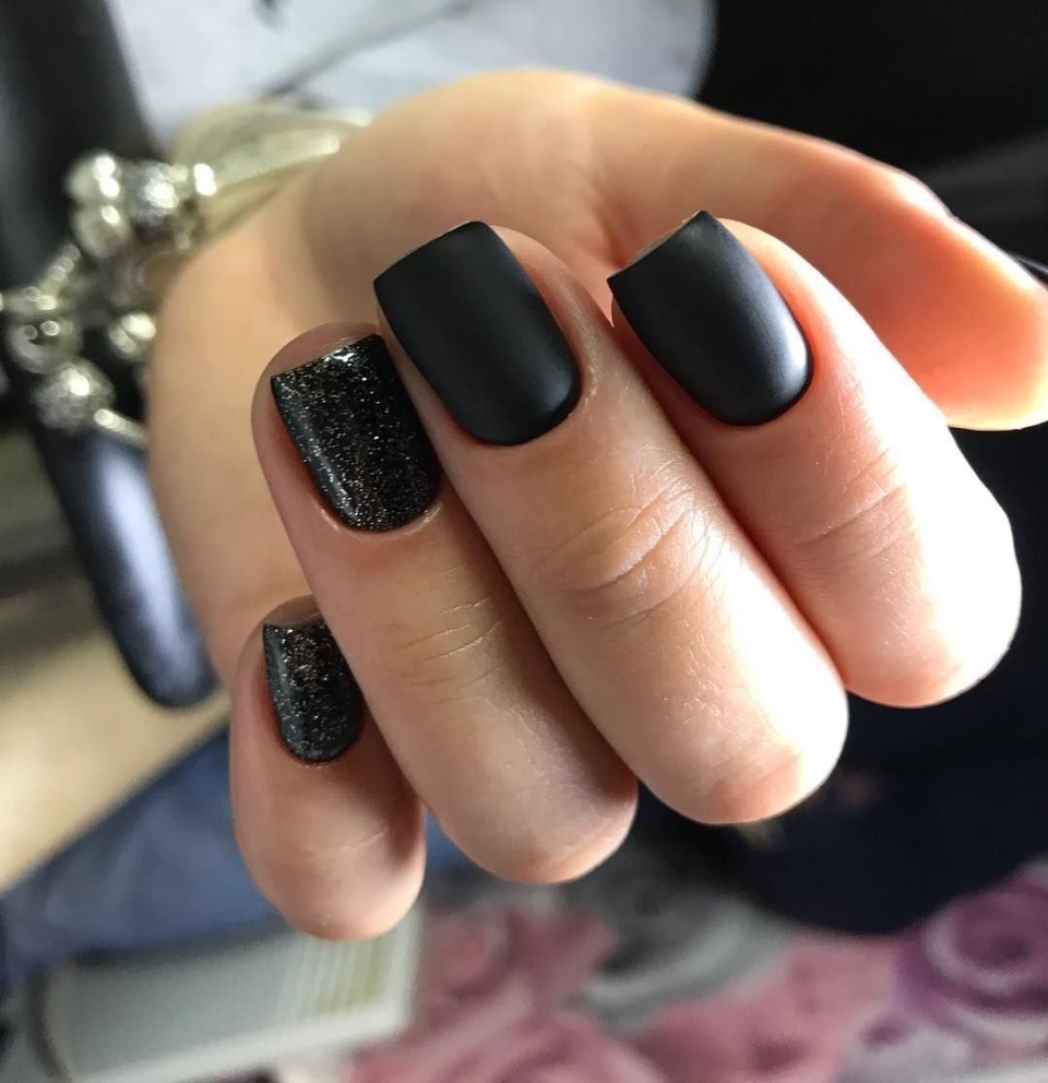 Стильный маникюр под черное платье