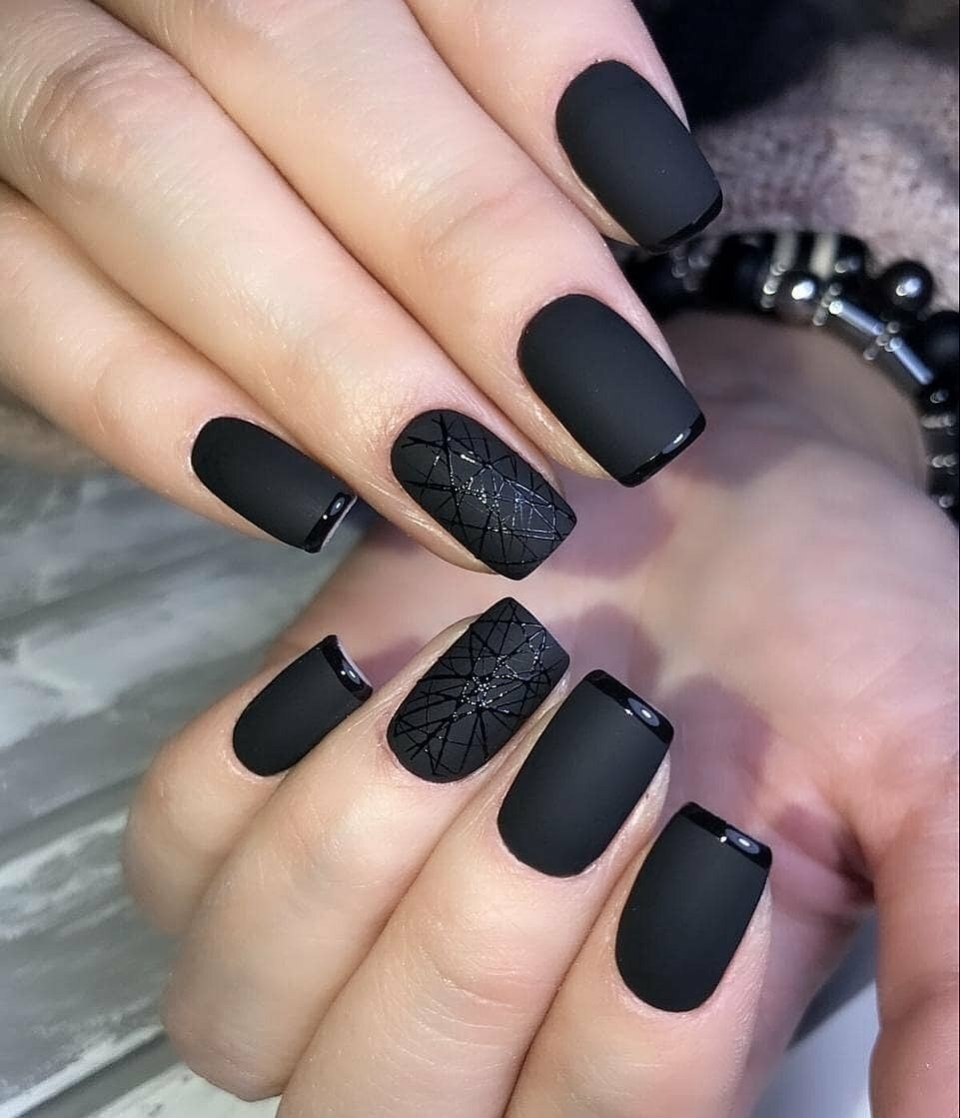 Черные матовые ногти