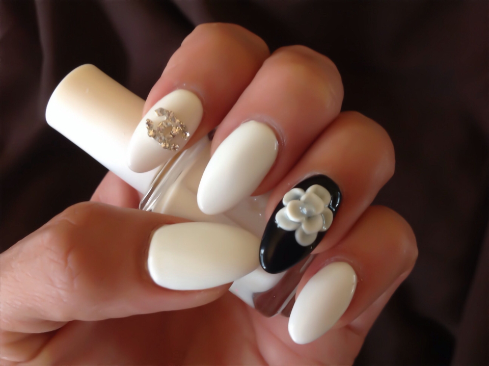 Маникюр Chanel