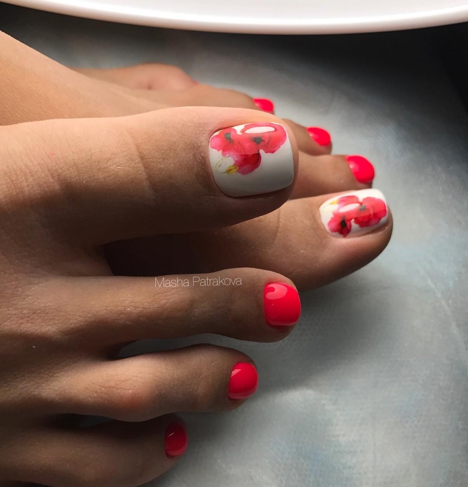 Красивый яркий педикюр