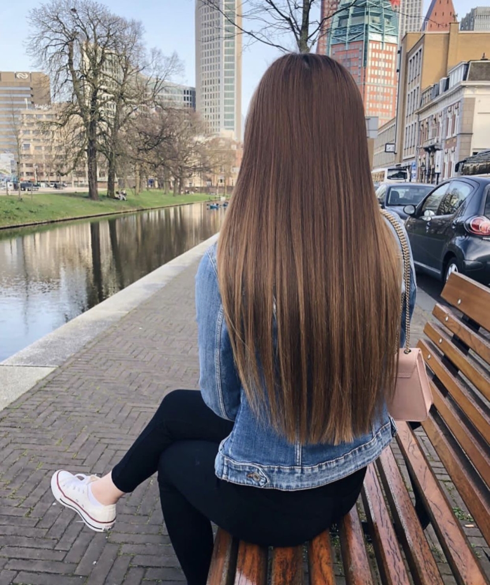 Длинные прямые волосы сзади