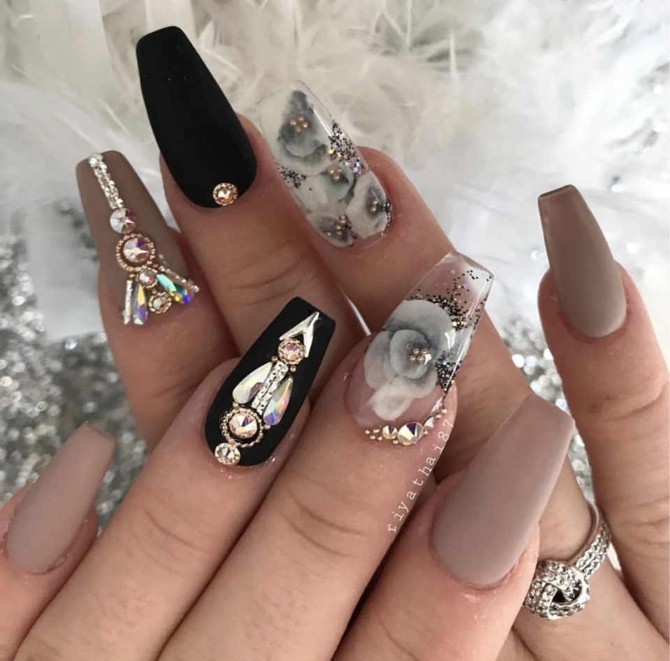 Новогодний маникюр на длинные ногти с часиками
