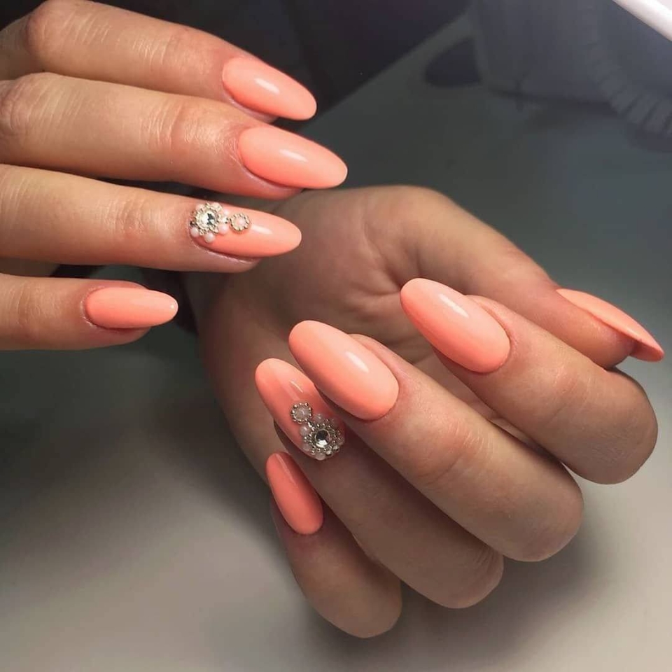 Коралловый маникюр с блестками
