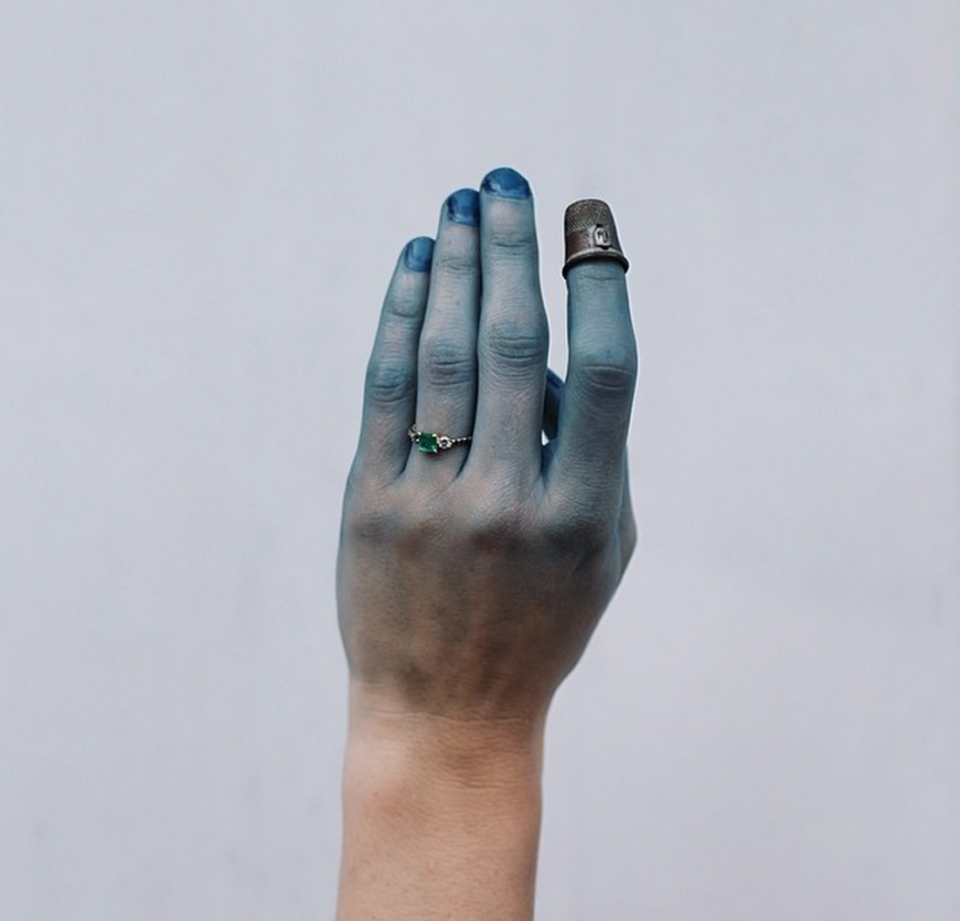 Синяя рука. Синие пальцы Эстетика.