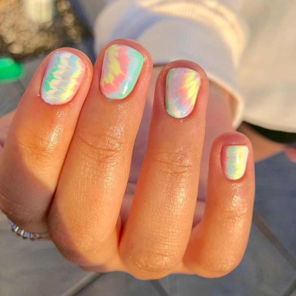 Маникюр Tie Dye