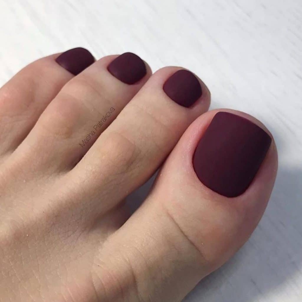 Педикюр бордовый