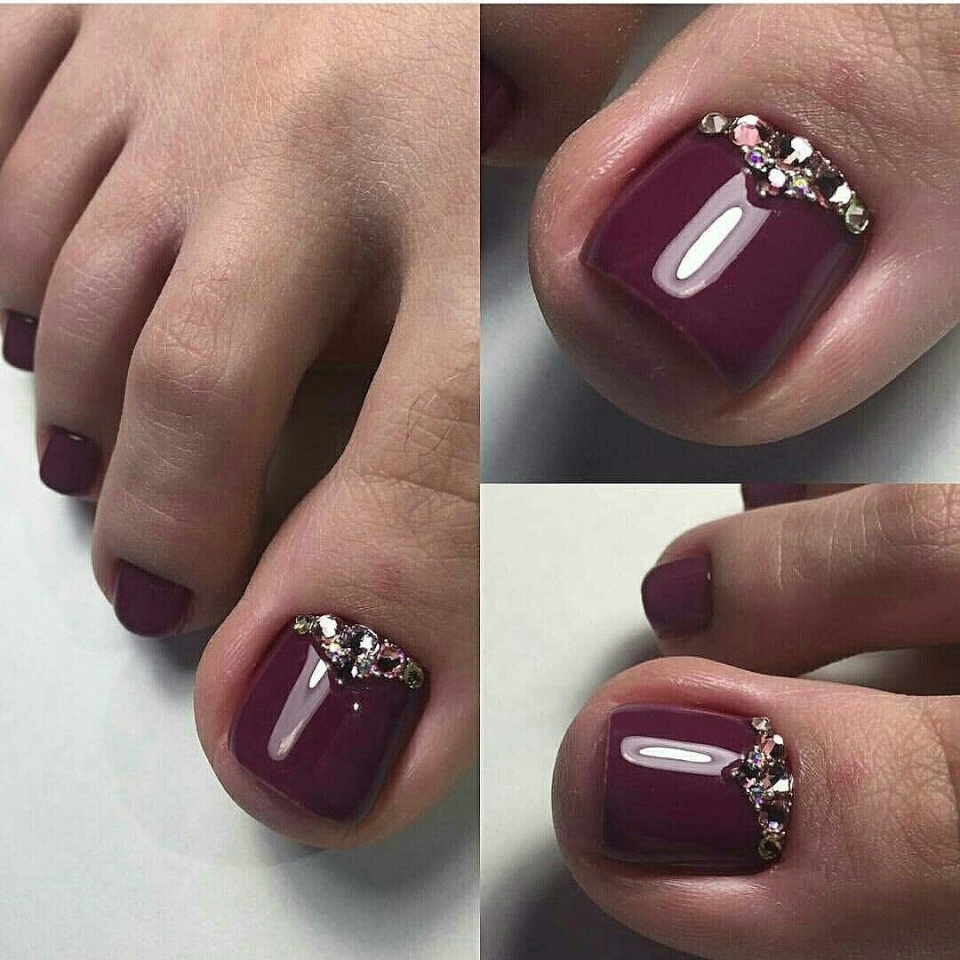 Красный педикюр со стразами