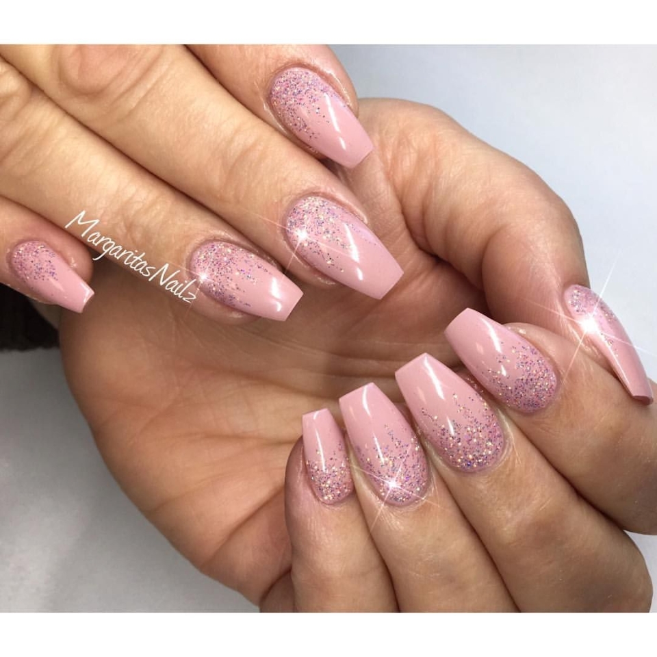Розовые ногти с блестками растяжка